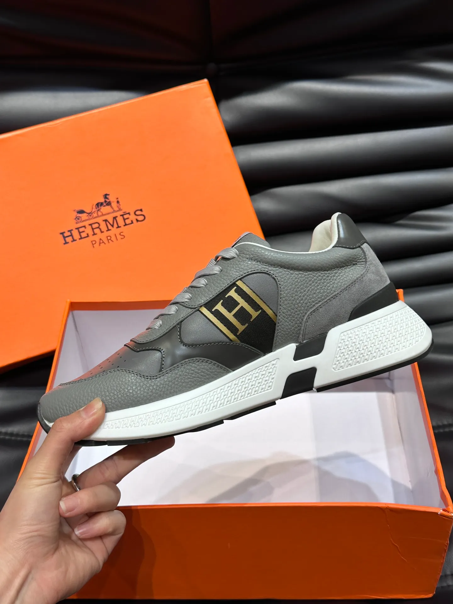 Factory price: 520💰HERMES/Hermes Hugo thick-soled sneakers are casual men's shoes. These sneakers are made of imported first-layer cowhide leather and breathable mesh design. The contrasting color design creates a dynamic and modern shape. The front end of the toe is decorated with natural-color rubber inlays, making it novel and fashionable. The texture is incomparable, with cowhide lining and cowhide foot pads, the upper foot is comfortable and breathable, and the rubber sole is decorated with geometric patterns and iconic "H" details. A very personal one! Size: 39-44 (customized at 38.45)